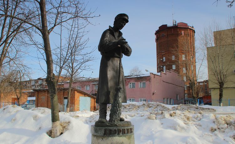 Памятник дворнику во Владимире