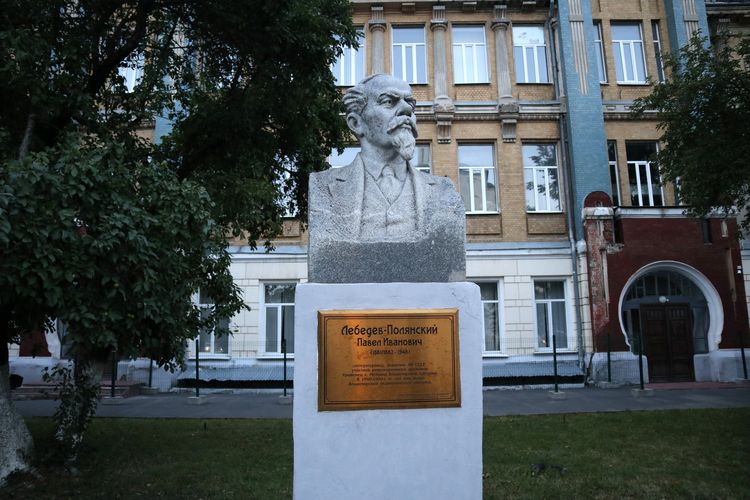 Памятник Лебедеву-Полянскому во Владимире