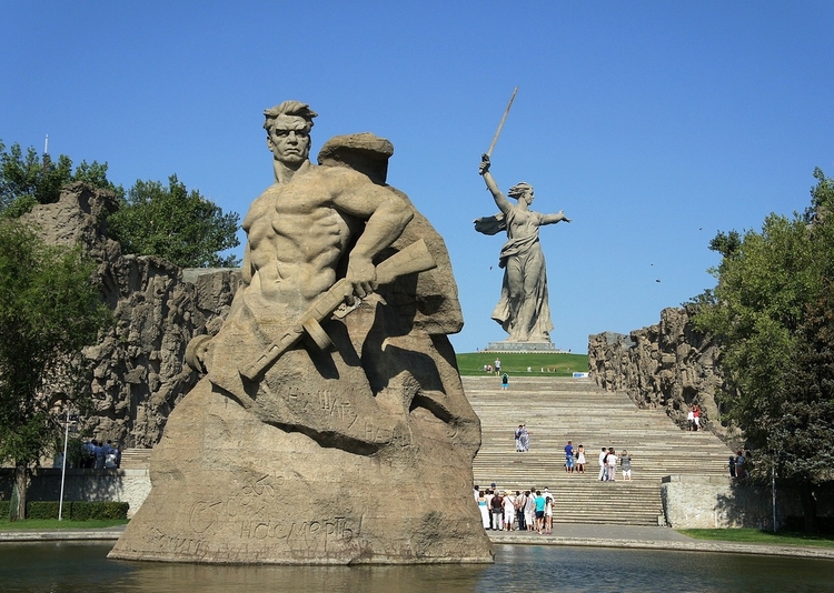 Памятник на площади стоявших насмерть