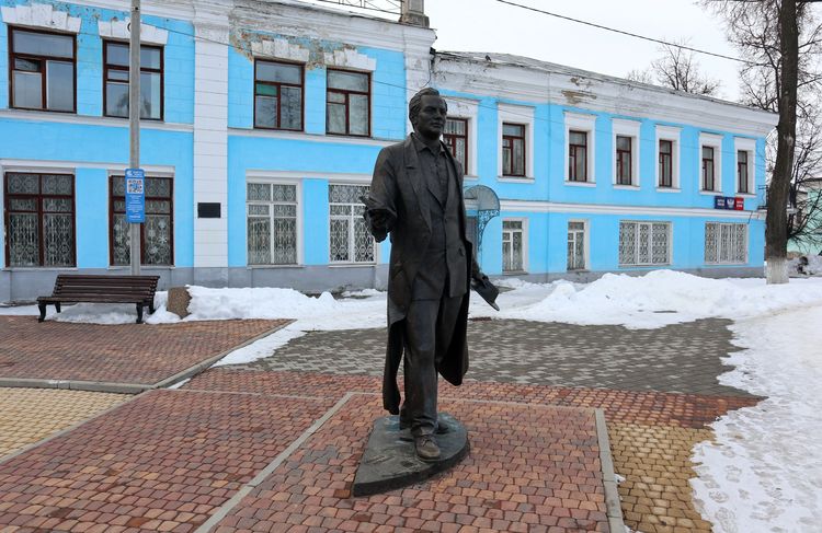 Памятник Фатьянову в Вязниках