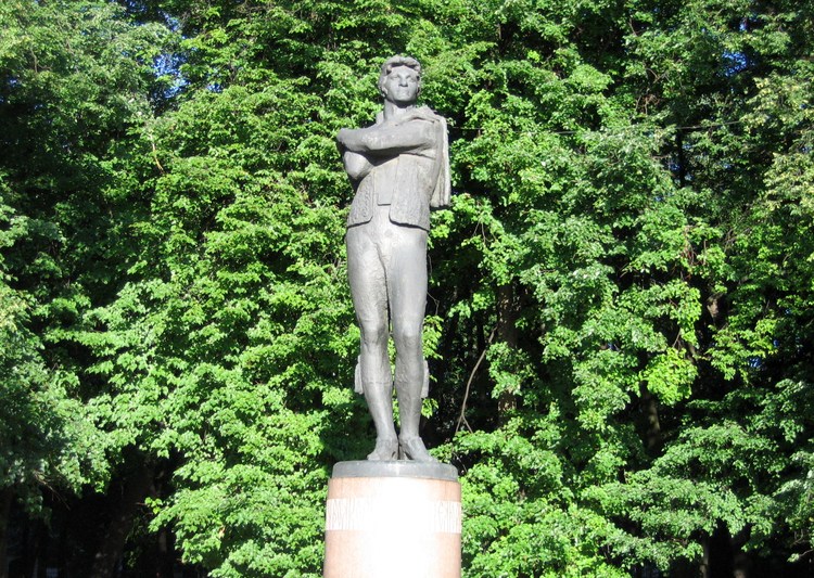 Памятник Фёдору Волкову в Ярославле