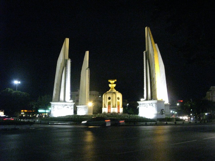 Монумент демократии ночью