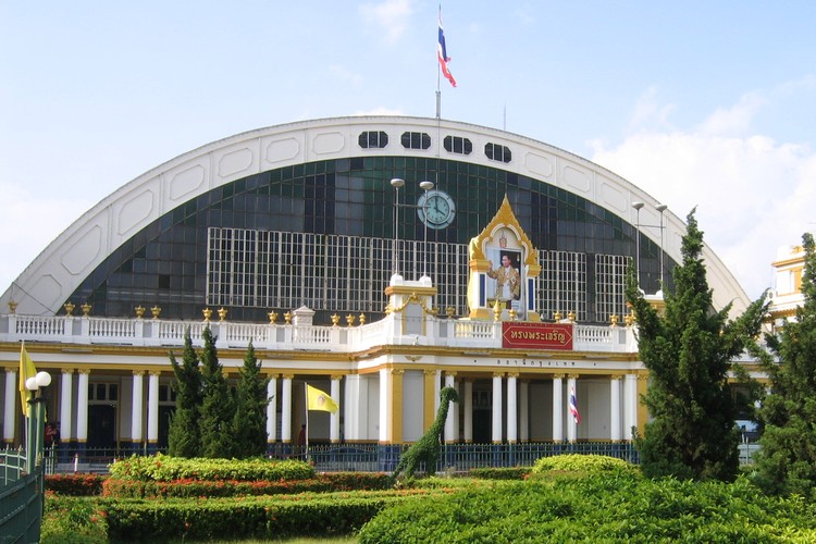 Фасад вокзала Хуа Лампонг в Бангкоке