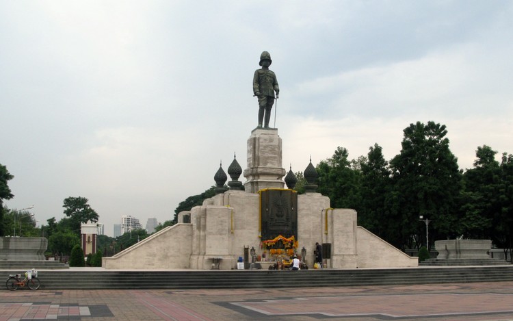 Памятник королю Раме IV в Бангкоке