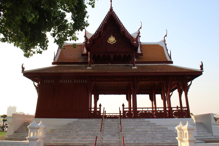 Пагода в парке Сантичай Пракан в Бангкоке
