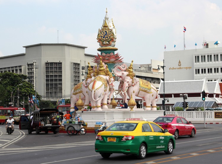 Три розовых слона в Бангкоке