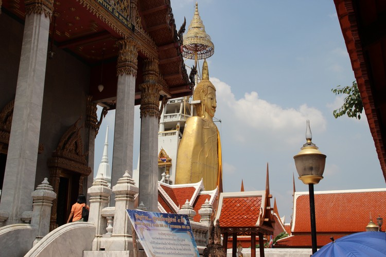 Ват Интхаравихан в Бангкоке