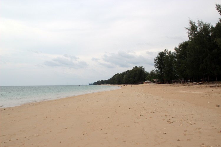 Пляж на острове Ланта Яй