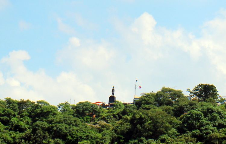Вид на памятник на холме Пратамнак