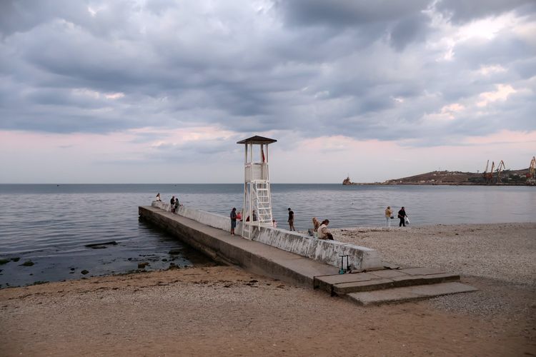 Вышка спасателей на пляже &laquo;Камешки&raquo; в Феодосии