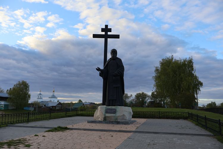 Памятник Макарию Желтоводскому в Макарьеве