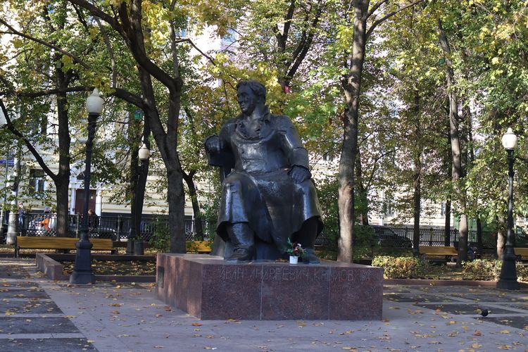Памятник И. А. Крылову в Москве