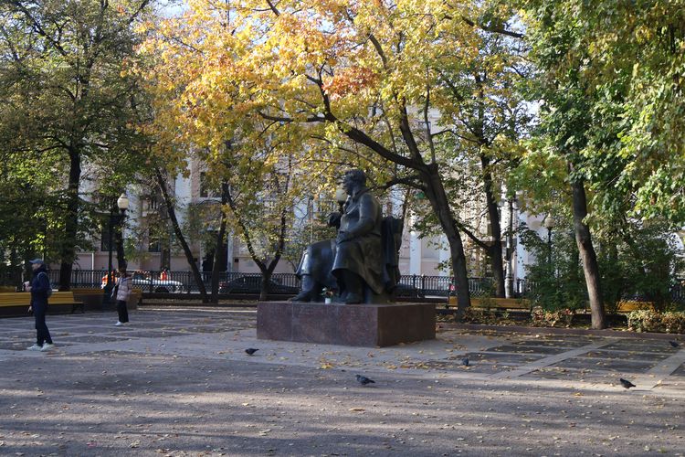 Памятник И. А. Крылову в Москве