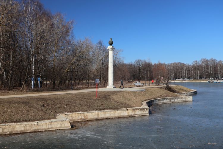 Ростральная колонна у Большого Дворцового пруда в Кускове