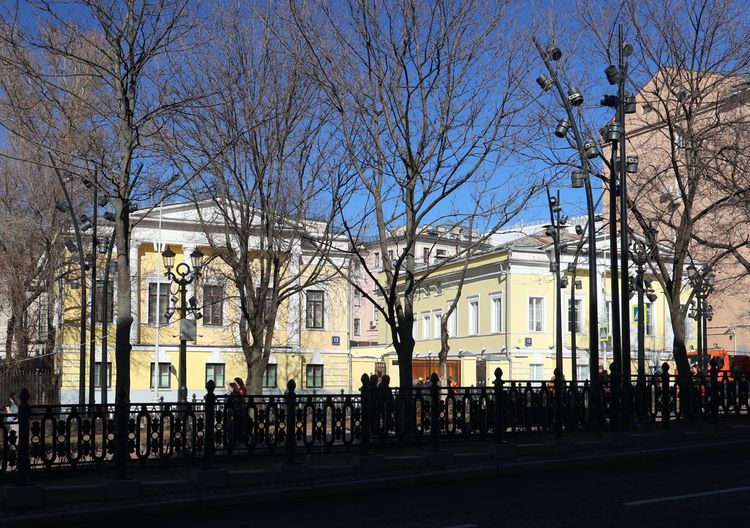 Два дома с колоннами на Рождественском бульваре