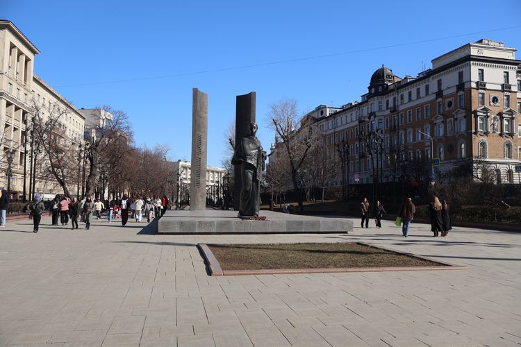 Памятник Надежде Константиновне Крупской на площади Сретенских Ворот