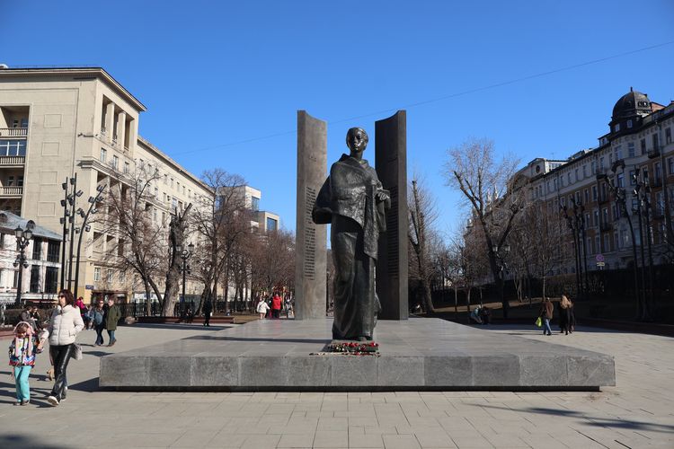 Памятник Надежде Константиновне Крупской на площади Сретенских Ворот