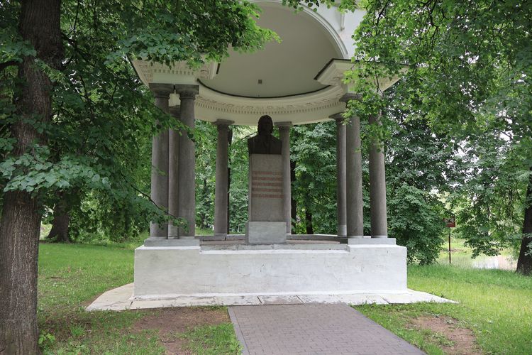Беседка-ротонда с бюстом Петра I в Лефортовском парке