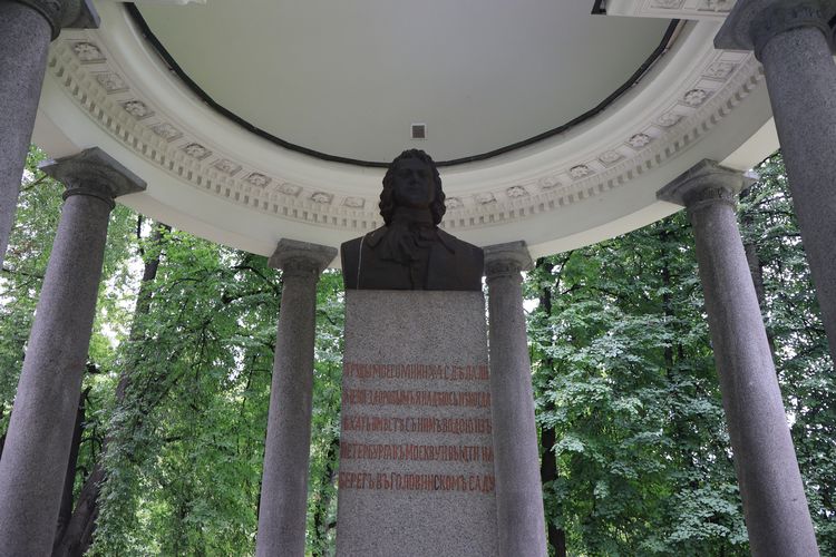 Беседка-ротонда с бюстом Петра I в Лефортовском парке