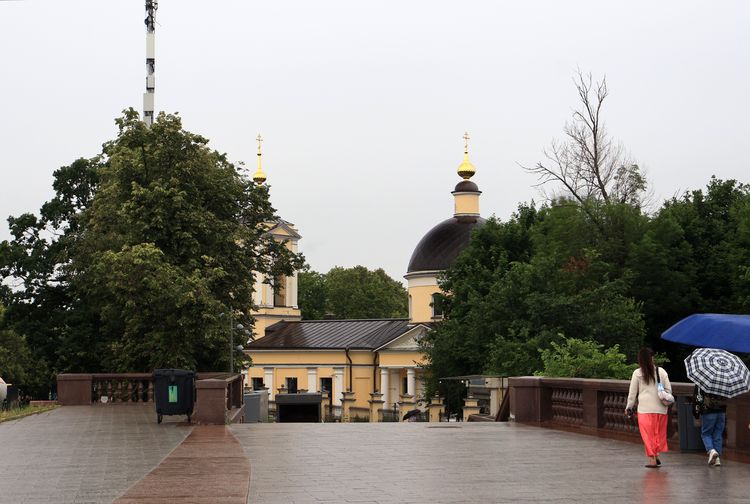 Храм Живоначальной Троицы на Воробьевых горах в Москве