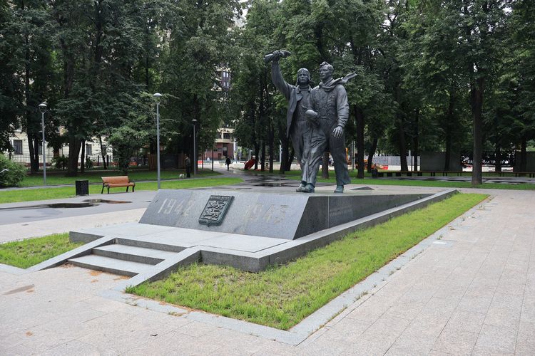 Памятник лётчикам французского авиаполка «Нормандия — Неман»