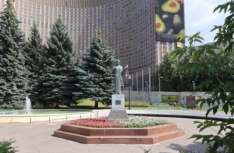 Композиция «Мир» на площади Шарля де Голля в Москве