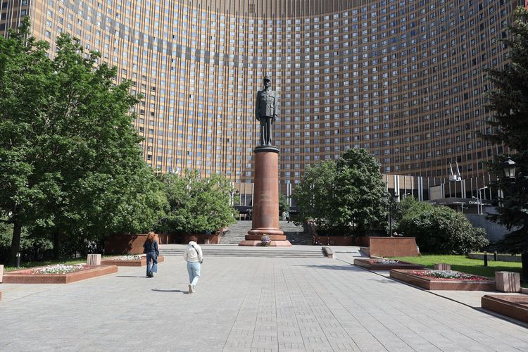 Памятник Шарлю де Голлю в Москве