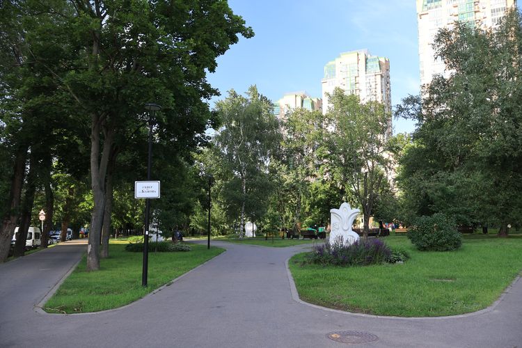 Сквер Бажова в Москве