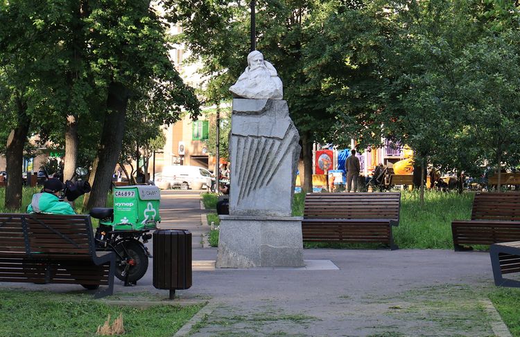 Памятник П. П. Бажову в Москве