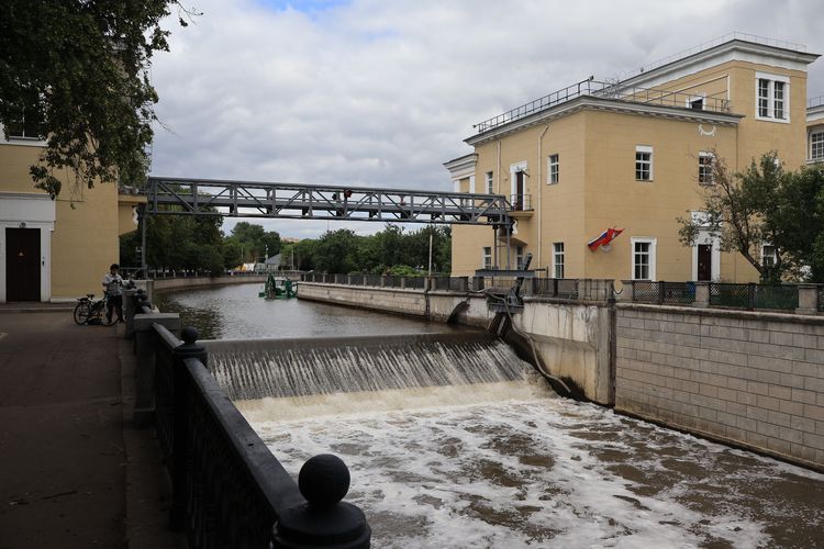 Водосливная плотина Сыромятнического гидроузла на Яузе