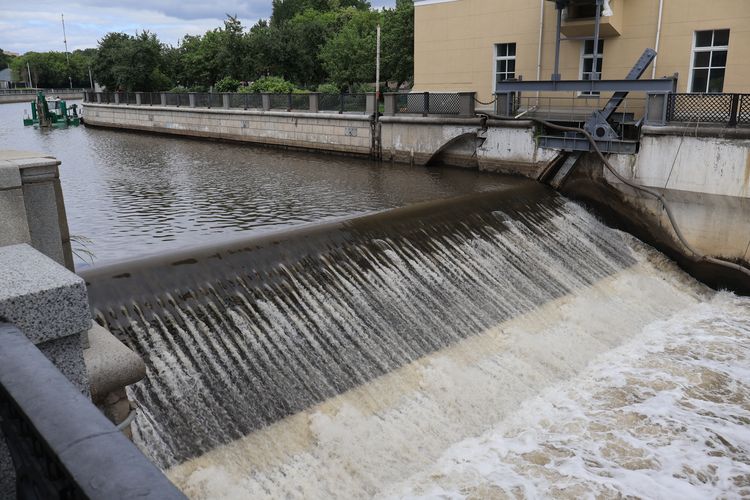 Водосливная плотина Сыромятнического гидроузла на Яузе