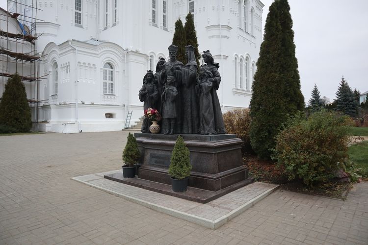 Памятник царской семье в Дивееве